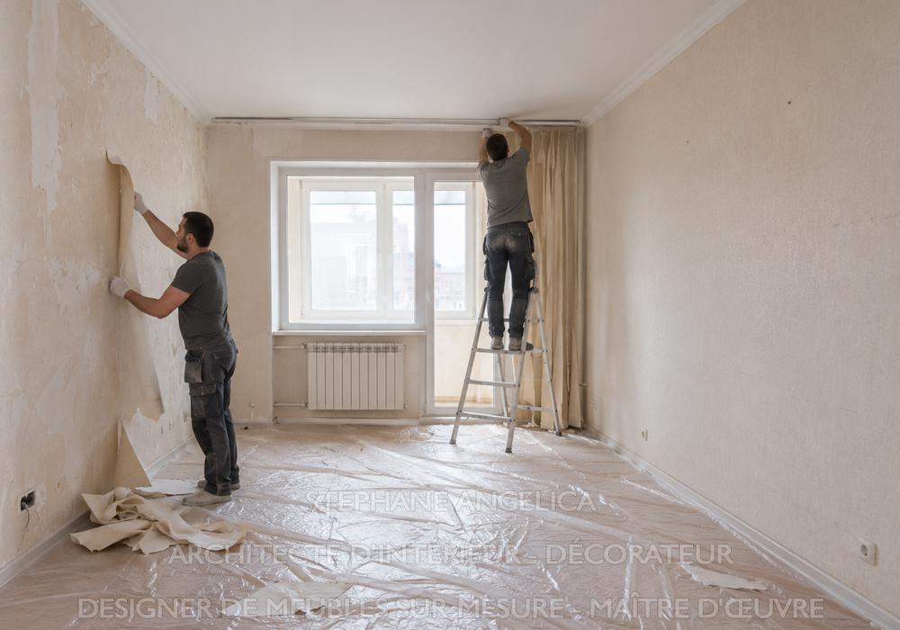 Ouvriers réalisant des petits travaux d'embellissement d’un salon séjour avant la nouvelle décoration à Paris 